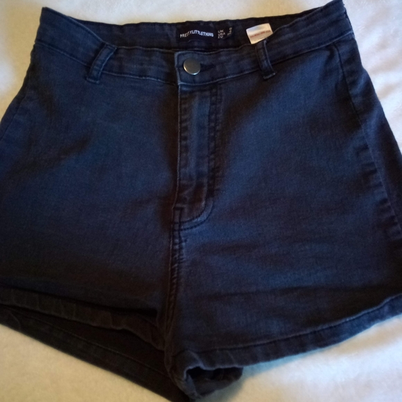 GIFT 🏷️Pretty little thing Black high waisted disco inspired shorts - Picture 2 of 9